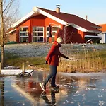 4 Personen Mit Privatem Bootsteg, Direkte Seelage, Kanu, Sauna Und Kaminofen In Hébergement de vacances *