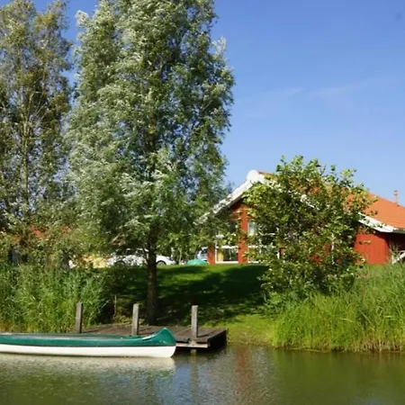 Holiday home 4 Personen Mit Privatem Bootsteg, Direkte Seelage, Kanu, Sauna Und Kaminofen In *